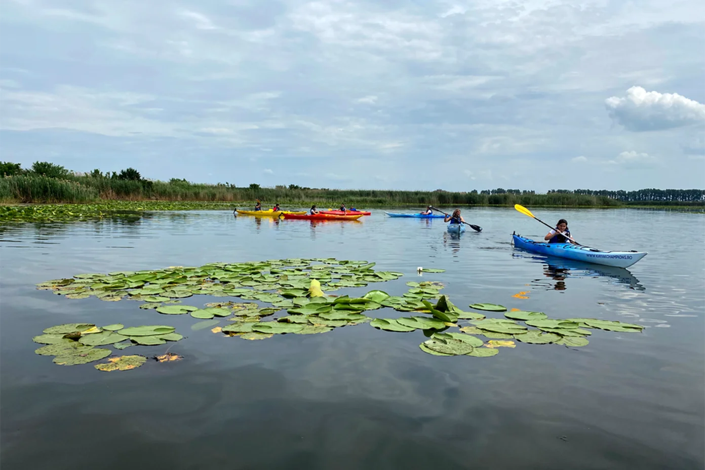 Caiac pe Lacul Snagov la răsărit
