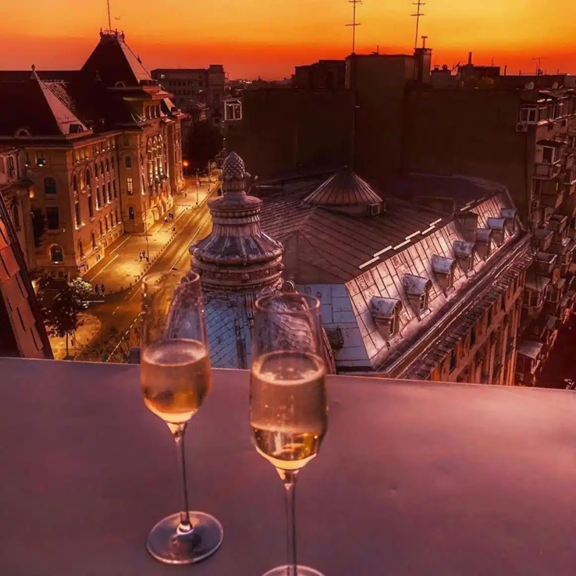 Seară pe terasă rooftop în Centrul Vechi